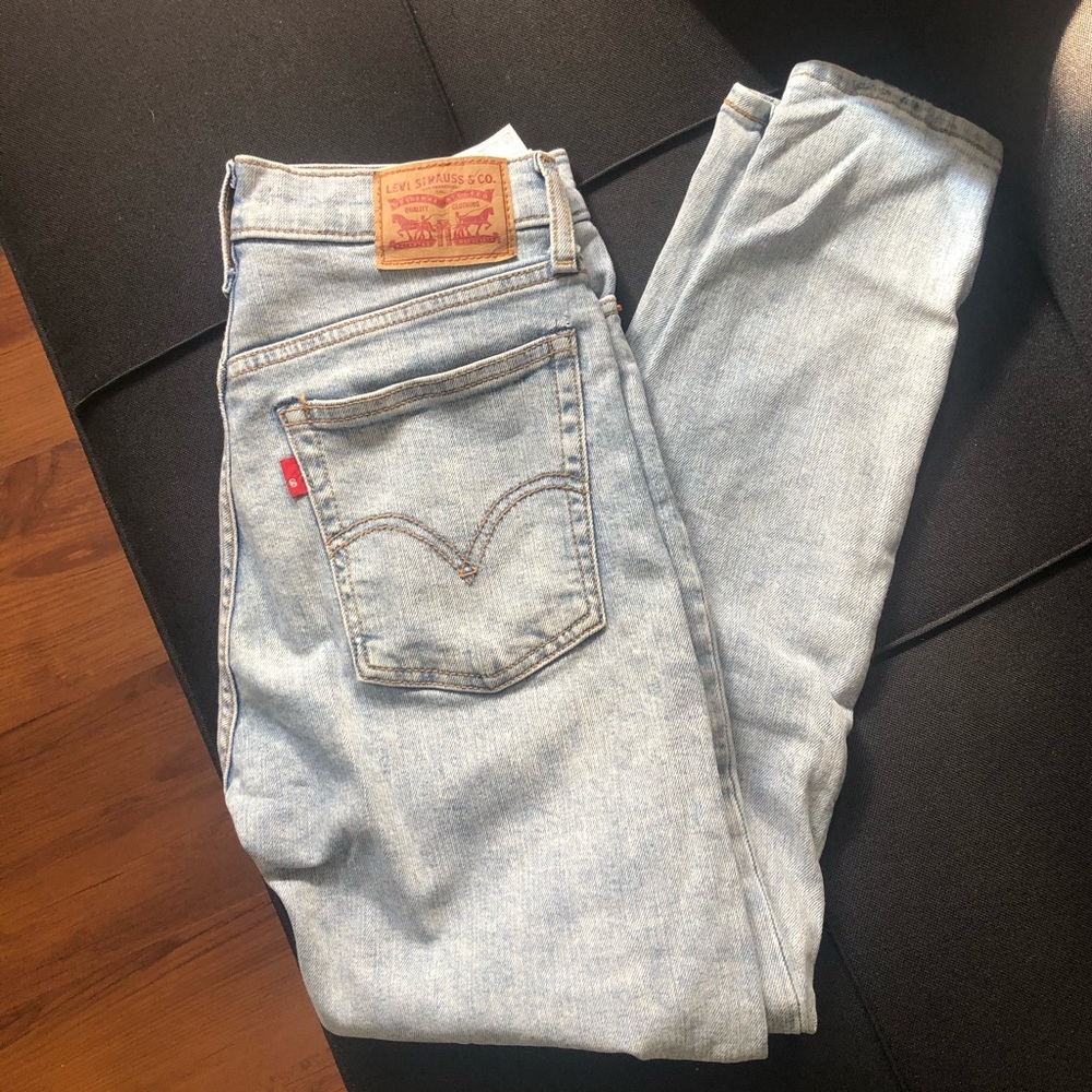 Levi’s lightwash skinny jeans